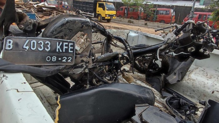 Motor ringsek setelah terseret KRL sejauh 2,5 Km di Kranji, Bekasi, Kamis (7/7/2022).