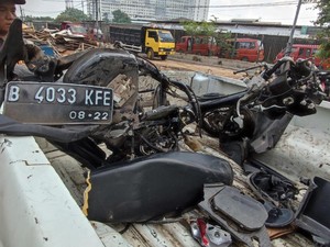Terpental Usai Tertabrak KA di Bekasi, Motor Terseret KRL Sejauh 2,5 Km