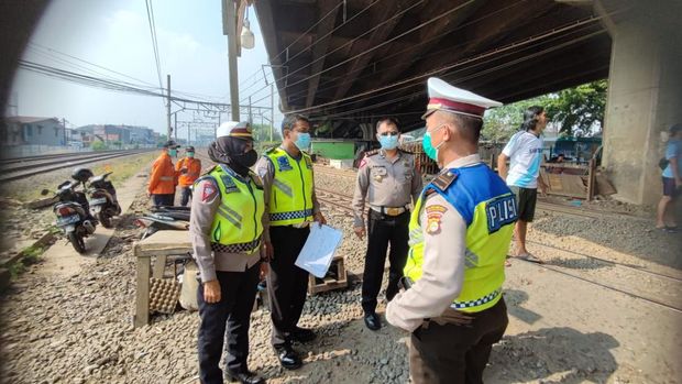 Motor ringsek setelah terseret KRL sejauh 2,5 Km di Kranji, Bekasi, Kamis (7/7/2022).
