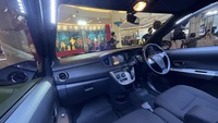 Pada bagian interior, suasana kabin Sigra teranyar memiliki nuansa sporty dengan sentuhan warna gelap pada area dashboard, headlining, sunvisor, assist grip, rear air circulator, dan frame lampu interior. Foto: Luthfi Anshori/detikOto