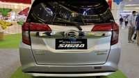 New Daihatsu Sigra juga dibekali dengan sederet fitur keselamatan dan keamanan yang lengkap sejak awal diluncurkan, dari Dual SRS Airbag, Front Seat Belt with Pretensioner Force Limiter, Front Corner Sensor, ABS (Antilock Brake System) & EBD (Electronic Brakeforce Distribution), serta Rear Parking Camera. Kenyamanan berkendara juga semakin bertambah berkat 2-DIN touchscreen audio, serta electric retractable mirror pada beberapa varian. Foto: Luthfi Anshori/detikOto