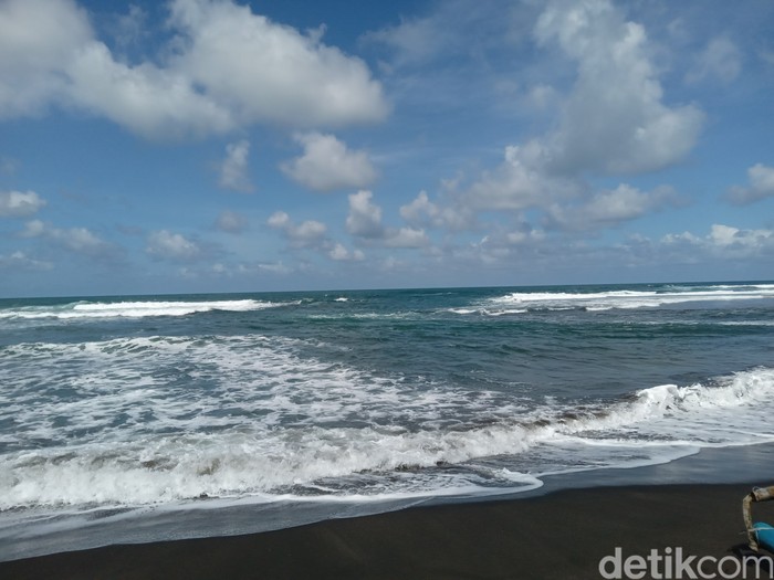 Ombak di Pantai Legokjawa, Cimerak, Pangandaran