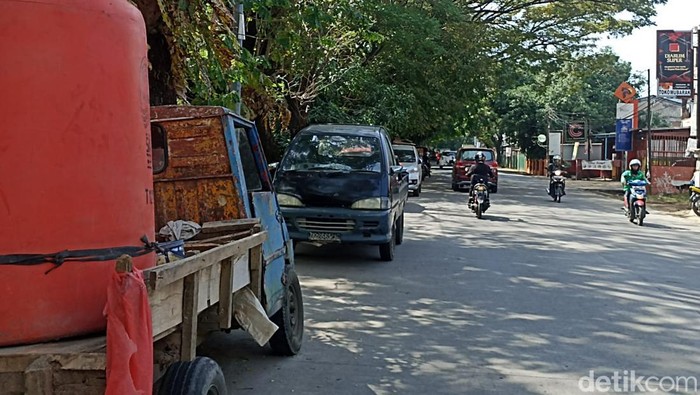 Parkir liar di badan Jalan Abdesir Makassar.