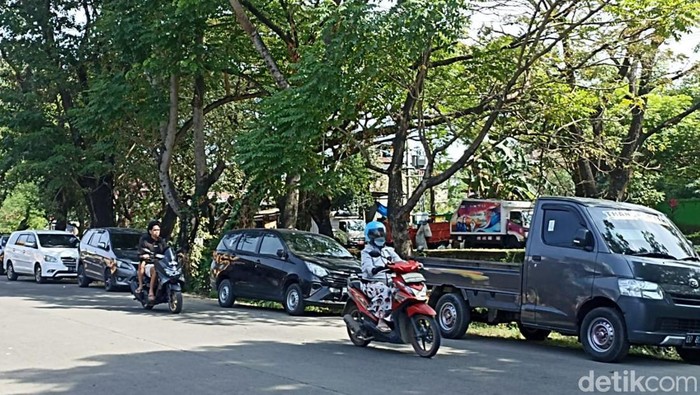 Parkir liar di badan Jalan Abdesir Makassar.