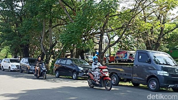 Parkir liar di badan Jalan Abdesir Makassar.