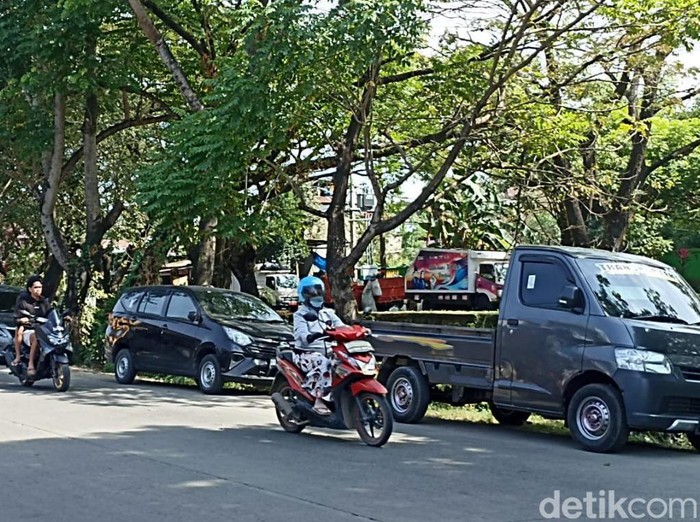 Parkir liar di badan Jalan Abdesir Makassar.