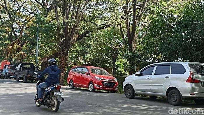 Parkir liar di badan Jalan Abdesir Makassar.