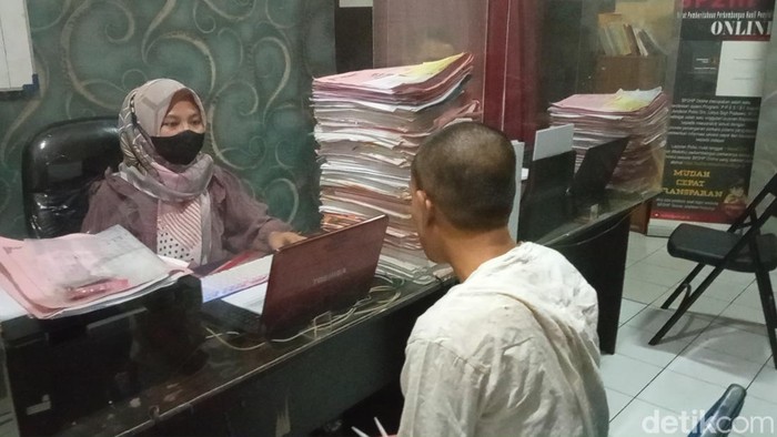 Pelaku aniaya ibu kandung di Cirebon.