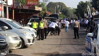 Polisi bertameng berjaga di gapura Ponpes Shiddiqiyyah, toko-toko di sekitar memilih tutup/Foto: Enggran Eko Budianto/detikJatim