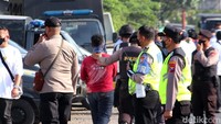 Massa yang menghalangi penangkapan Mas Bechi diangkut 3 truk ke Polres Jombang/Foto: Enggran Eko Budianto/detikJatim