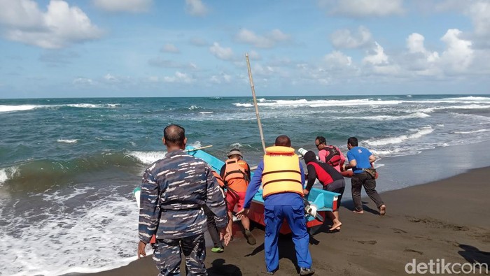 Pencarian warga Tasik yang tenggelam di Pantai Legokjawa, Pangandaran