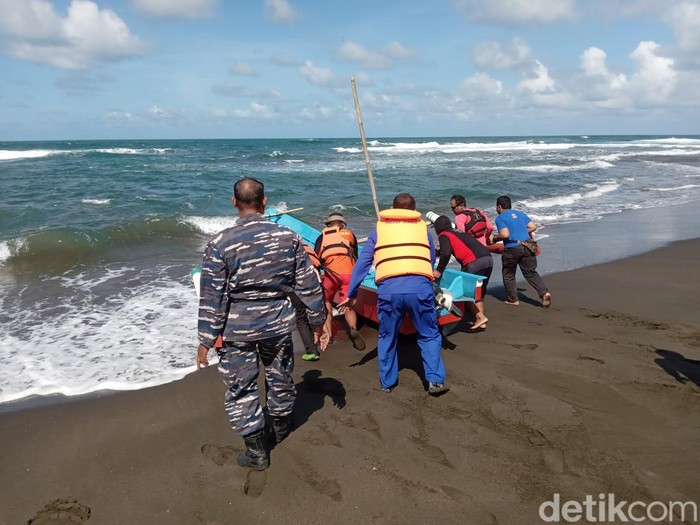 Pencarian warga Tasik yang tenggelam di Pantai Legokjawa, Pangandaran