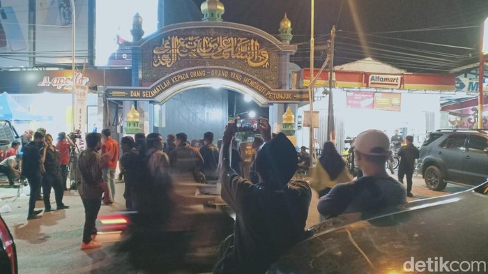 Pengepungan di Ponpes Shiddiqiyah masih berlangsung