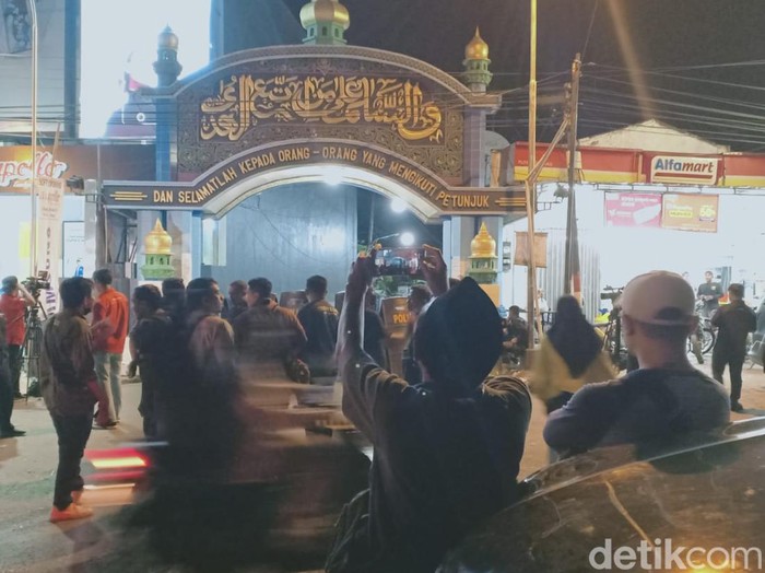 Pengepungan di Ponpes Shiddiqiyah masih berlangsung