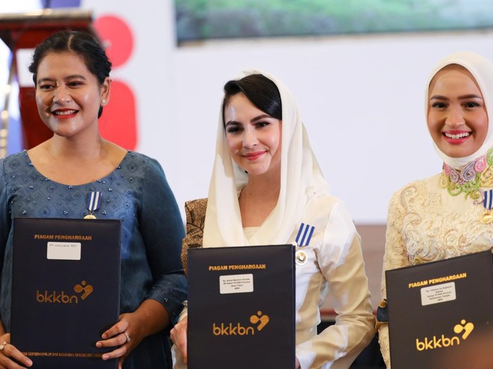 Arumi Bachsin dan Kahiyang Ayu menerima penghargaan dari BKKBN. (foto: istimewa)
