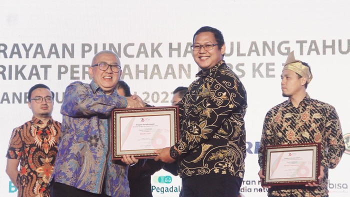 Perakilan detikcom, Raja Adil Siregar menerima piagam penghargaan Media Brand Awards 2022 dalam acara penghargaan 76th SPS.