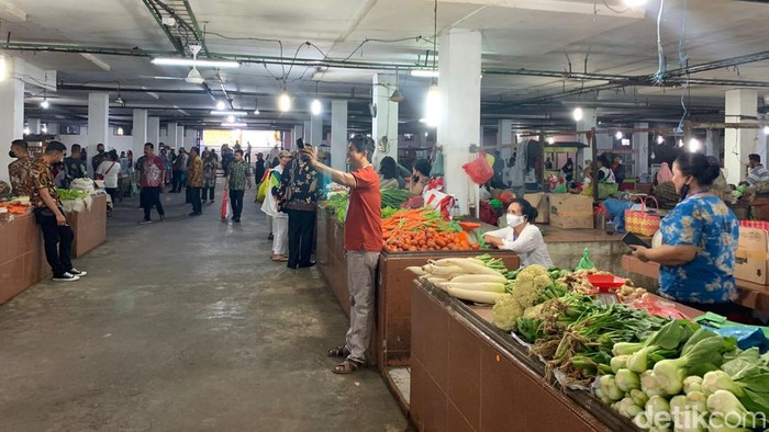 Persiapan menjelang kedatangan Jokowi di Pasar Petisah.