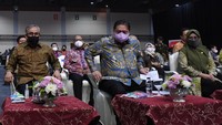 Turut hadir Menko Perekonomian Airlangga Hartarto (tengah) bersama Ketua Dewan Komisioner OJK Wimboh Santoso (kiri) dan Wakil Ketua Nurhaida saat menghadiri pertemuan tatap muka dengan pimpinan sektor jasa keuangan di Jakarta, Kamis (7/7/2022).