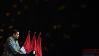 Menko Perekonomian Airlangga Hartarto menyampaikan pidato saat pertemuan tatap muka dengan pimpinan sektor jasa keuangan di Jakarta, Kamis (7/7/2022).