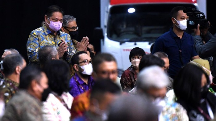 PERTEMUAN PIMPINAN SEKTOR JASA KEUANGAN Ketua Dewan Komisioner OJK Wimboh Santoso memberikan sambutan saat pertemuan tatap muka dengan pimpinan di sektor jasa keuangam di Jakarta, Kamis (7/7/2022). Dalam pertemuan nasional dengan pimpinan sektor jasa keuangan tersebut Otoritas Jasa Keuangan (OJK) meminta kepada pelaku usaha jasa keuangan untuk meningkatkan perlindungan konsumen melalui penguatan
pengawasan