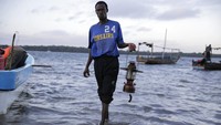 Seorang nelayan juga mengatakan sebagian besar nelayan tradisional tidak memiliki keterampilan, pengetahuan, dan dukungan keuangan untuk bersaing dengan kapal asing yang lebih besar.
