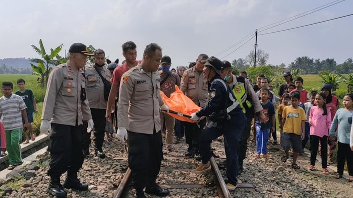 Petugas evakuasi seorang pria yang tewas tertabrak kereta di Desa Kayak Kecamatan Cibeber Kabupaten Cianjur