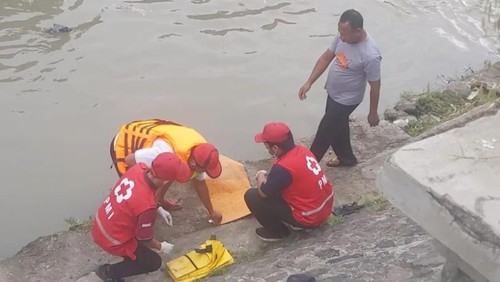 PMI Denpasar mengevakuasi mayat bayi berjenis kelamin laki-laki di sungai dekat Imam Bonjol Residence, Denpasar, Bali, Kamis (7/7/2022) pagi.