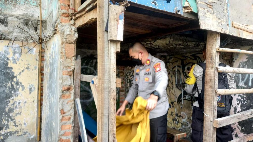 Polisi Ubrak-abrik Lapak Narkoba di Kampung Boncos, 6 Pemakai Ditangkap!