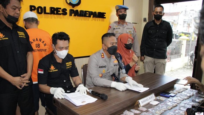 Polisi saat jumpa pers kasus kurir ekstasi dan sabu di Parepare (Dok. Istimewa).