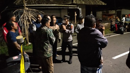 Polisi saat melakukan olah TKP, kasus dugaan pengroyokan di Banjar Dinas Tista, Desa Dadap Putih, Kecamatan Busungbiu, Kabupaten Buleleng, Bali, pada Kamis (7/7/2022)