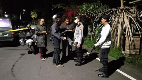 Polisi saat melakukan olah TKP, kasus dugaan pengroyokan di Banjar Dinas Tista, Desa Dadap Putih, Kecamatan Busungbiu, Kabupaten Buleleng, Bali, pada Kamis (7/7/2022)