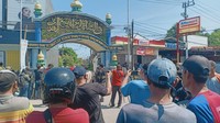 3 Truk Polisi Angkut Massa yang Halangi Penangkapan Mas Bechi
