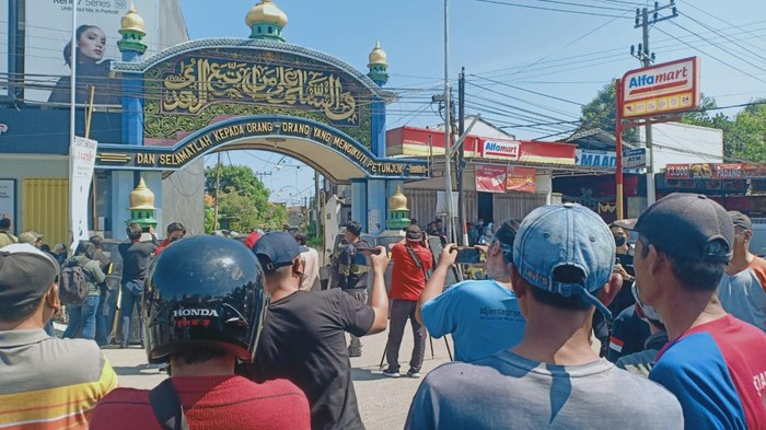 Ponpes Shiddiqiyyah Ploso Jombang dijaga polisi bertameng