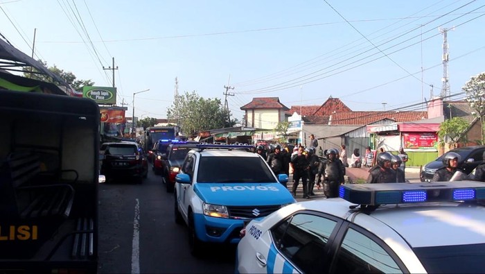 Ponpes Shiddiqiyyah Ploso, Jombang dikepung ribuan polisi