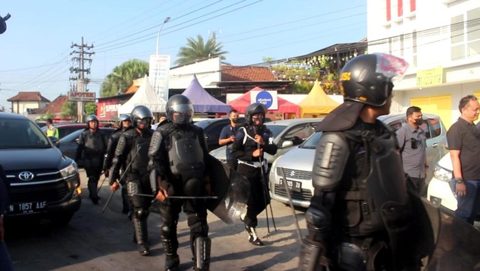 Ponpes Shiddiqiyyah Ploso, Jombang dikepung ribuan polisi