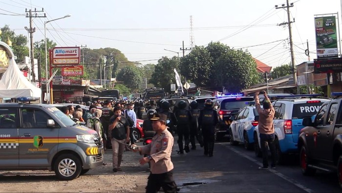 Ponpes Shiddiqiyyah Ploso, Jombang dikepung ribuan polisi