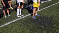 Bercak hitam bekas bom mortir terlihat di lapangan. Sebagian besar sisa peluru dan bekas ledakan sudah dibersihkan.