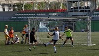 Anak-anak nampak riang gembira bisa kembali berlatih sepak bola, meski kondisi lapangannya masih rusak berat akibat serangan bom.