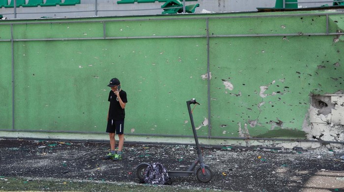 Potret Anak-anak di Ukraina Main Bola di Stadion yang Dibom Rusia Young players of the Olymp football club attend a training session at the Central stadium in the Irpin town, which was heavily damaged during Russia's invasion of Ukraine, outside of Kyiv, Ukraine July 6, 2022. REUTERS/Valentyn Ogirenko