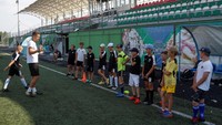 Pelatih dan direktur klub sepak bola Olymp, Danylo Kysil, mengadakan sesi pelatihan untuk para pemain muda di stadion Central di kota Irpin, dekat ibu kota Kyiv, Ukraina, Rabu, (6/7/2022).