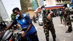Stok BBM Menipis, Pom Bensin di Sri Lanka Dijaga Tentara, Ini Fotonya