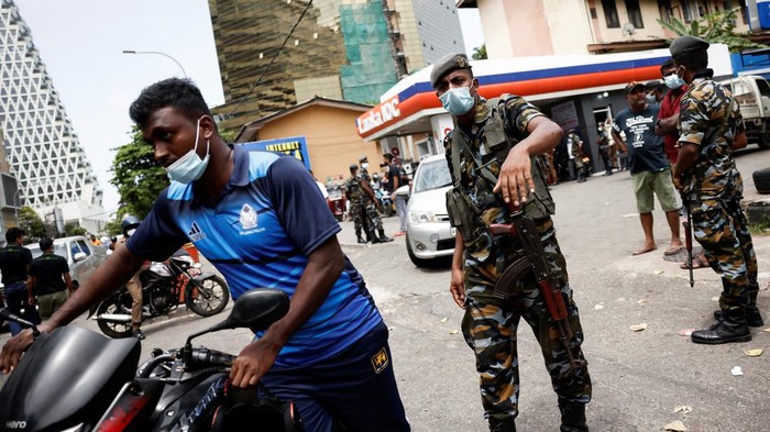 Potret Pasukan Militer Sri Lanka Jaga Pom Bensin Saat Stok BBM Menipis Air Force members stand guard at a Lanka IOC fuel station (Indian Oil Corporation) as people queue up to buy fuel due to fuel shortage, amid the country's economic crisis, in Colombo, Sri Lanka, July 6, 2022. REUTERS/Dinuka Liyanawatte