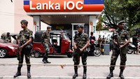 Pasukan militer dengan senjata laras panjang tampak dikerahkan untuk menjaga pom bensin di Kolombo, Sri Lanka, Rabu, (6/7/2022).