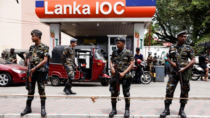Potret Pasukan Militer Sri Lanka Jaga Pom Bensin Saat Stok BBM Menipis Air Force members stand guard at a Lanka IOC fuel station (Indian Oil Corporation) as people queue up to buy fuel due to fuel shortage, amid the country's economic crisis, in Colombo, Sri Lanka, July 6, 2022. REUTERS/Dinuka Liyanawatte