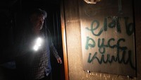 Viktor Shevchenko tetap bertahan meski tak ada penerangan listrik di rumahnya. Listrik rumahnya padam akibat invasi Rusia ke Ukraina.
