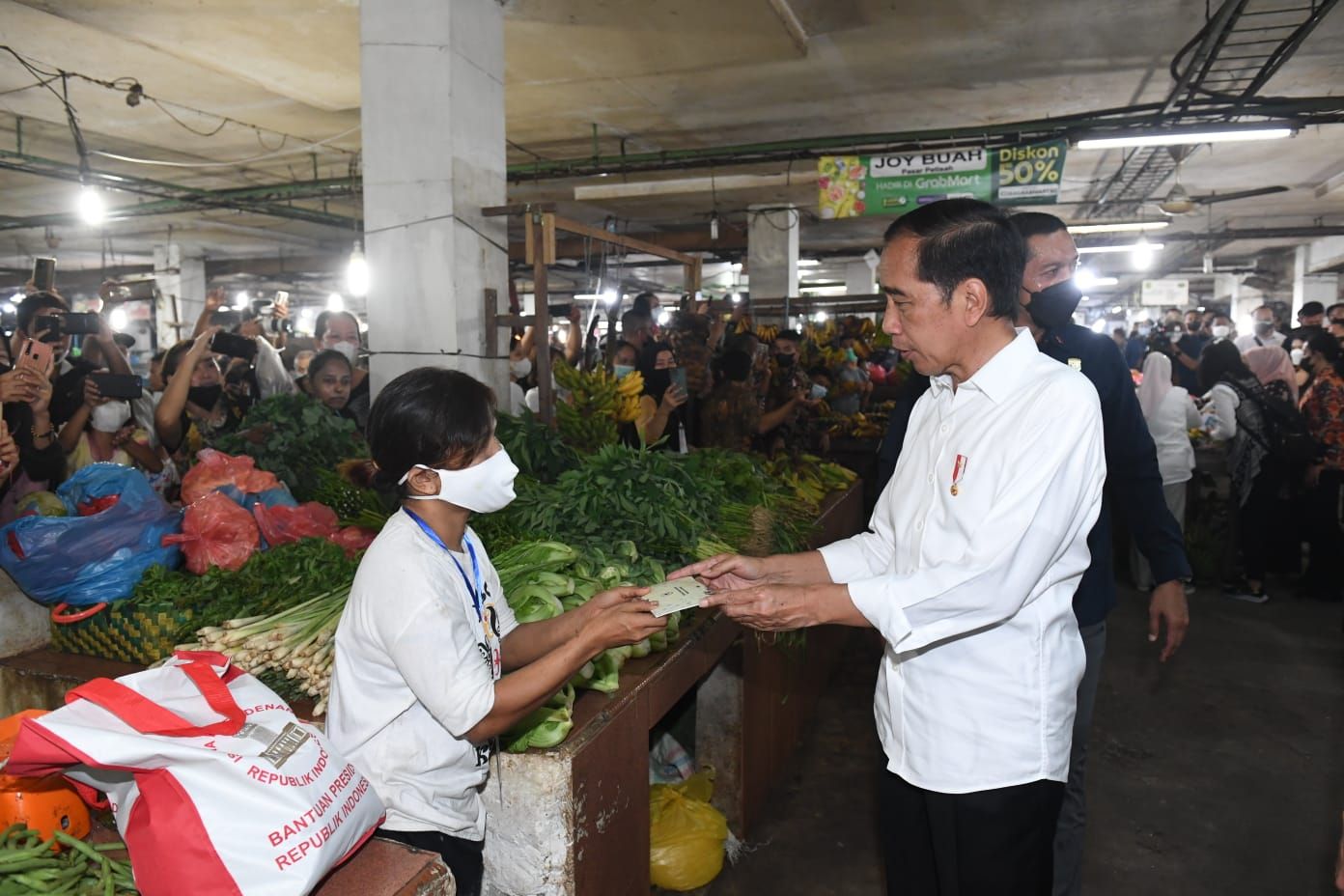 Presiden Joko Widodo dan Ibu Iriana meninjau Pasar Petisah  di Kota Medan, Provinsi Sumatra Utara. (Foto: Kris - Biro Pers Sekretariat Presiden)