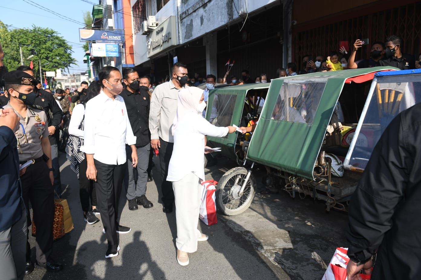 Presiden Joko Widodo dan Ibu Iriana meninjau Pasar Petisah  di Kota Medan, Provinsi Sumatra Utara. (Foto: Kris - Biro Pers Sekretariat Presiden)