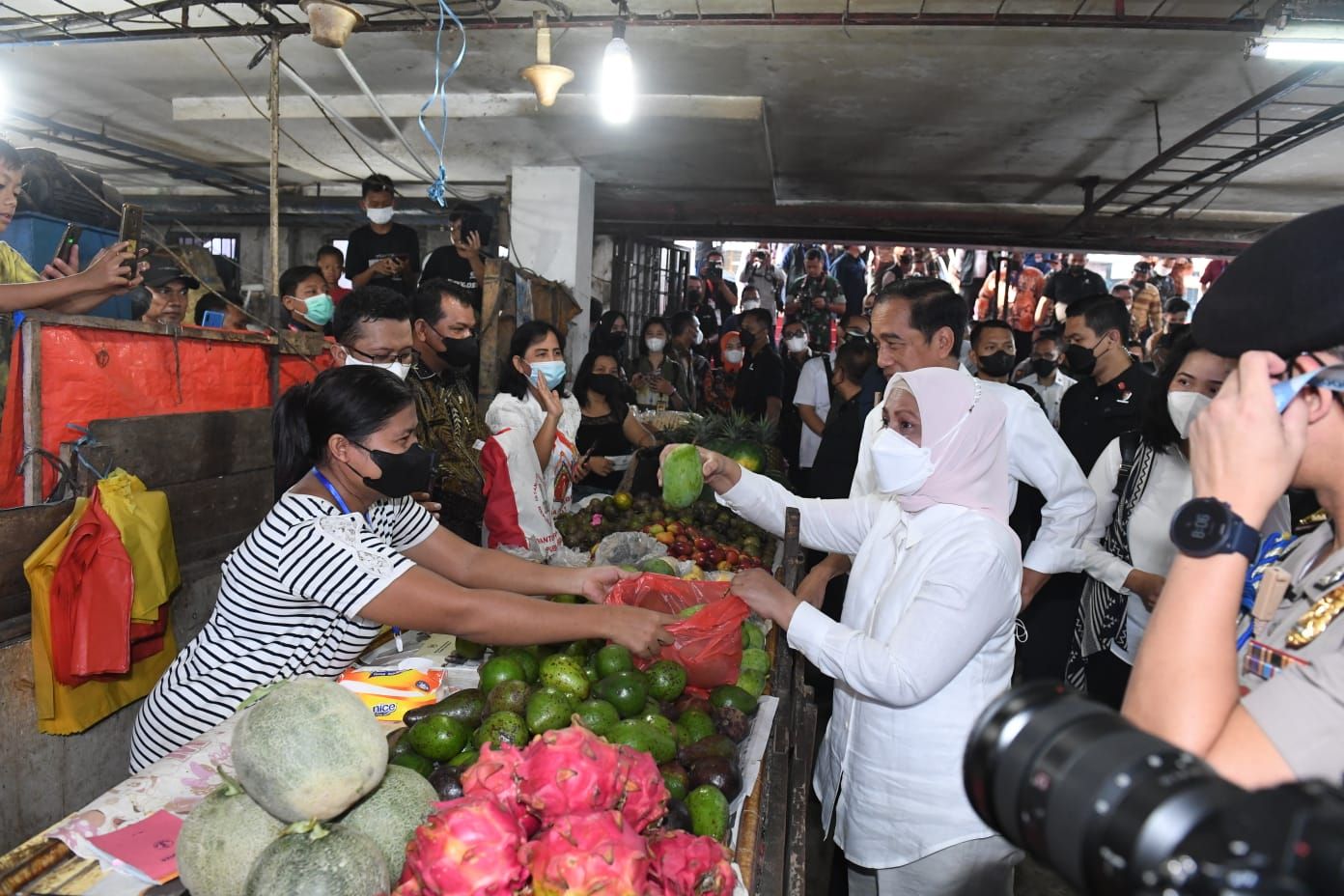 Presiden Joko Widodo dan Ibu Iriana meninjau Pasar Petisah  di Kota Medan, Provinsi Sumatra Utara. (Foto: Kris - Biro Pers Sekretariat Presiden)