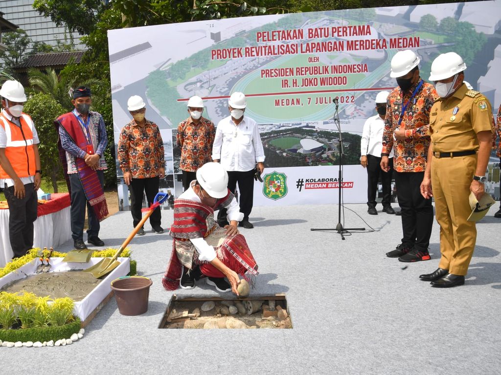Presiden Joko Widodo secara resmi mencanangkan revitalisasi Lapangan Merdeka di Kota Medan, Provinsi Sumatra Utara, pada Kamis, 7 Juli 2022. Revitalisasi Lapangan Merdeka ini merupakan salah satu upaya Kota Medan dalam mencapai tujuan pembangunan berkelanjutan atau _sustainable development goals_ (SDGs). (Foto: Rusman - Biro Pers Sekretariat Presiden)