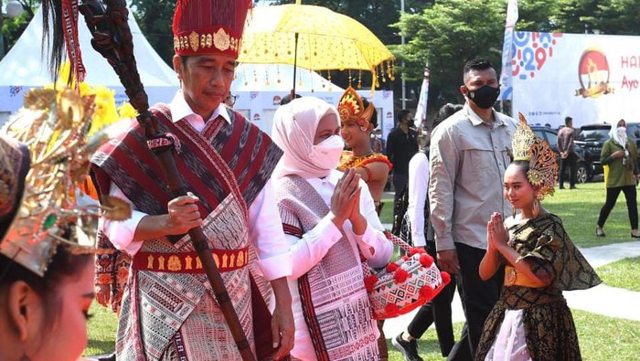 Jokowi saat memegang Tongkat Raja Batak Toba. (Rusman - Biro Pers Sekretariat Presiden)
